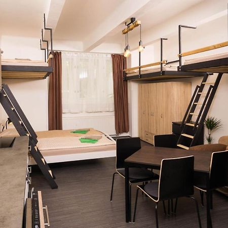 Flying Bed Apartment Close To Prague Castle And Airport المظهر الخارجي الصورة