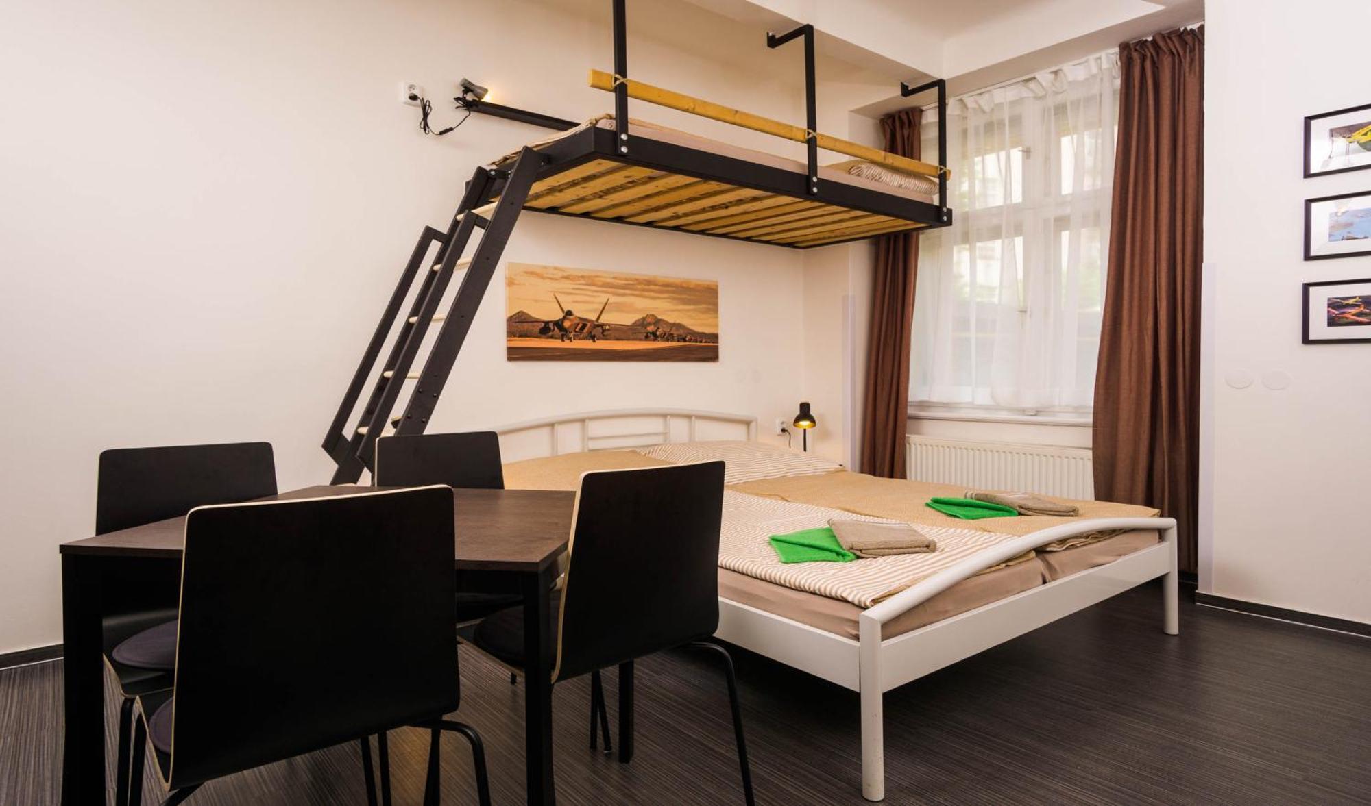 Flying Bed Apartment Close To Prague Castle And Airport الغرفة الصورة